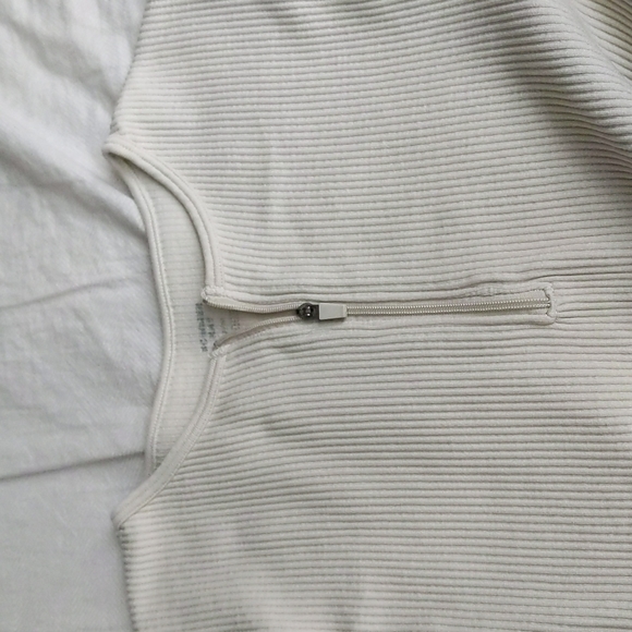 Cropped Ribbed Top - Picture 3 of 4